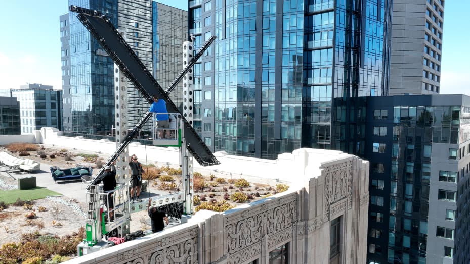 SAN FRANCISCO, CALIFORNIA - JULY 31: Workers start to dismantle a large X logo on the roof of X headquarters on July 31, 2023 in San Francisco, California. Just over 48 hours after a large X logo with bright pulsating lights was installed on the roof of X headquarters in San Francisco, workers dismantled the structure on Monday morning. The city of San Francisco opened a complaint and launched an investigation into the structure and residents in neighboring buildings complained of the sign's bright strobe l