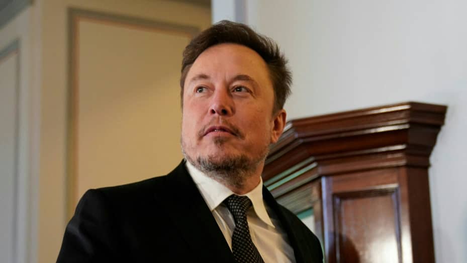 SpaceX and Tesla CEO Elon Musk arrives for a US Senate bipartisan Artificial Intelligence (AI) Insight Forum at the US Capitol in Washington, DC, on September 13, 2023. (Photo by Stefani Reynolds / AFP) (Photo by STEFANI REYNOLDS/AFP via Getty Images)